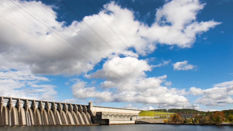 The spillways on the left part of the dam are used to release water from the reservoir in a controlled fashion, while in the right part water is fed to the turbines. (Source: © FLIsom / stock.adobe.com)