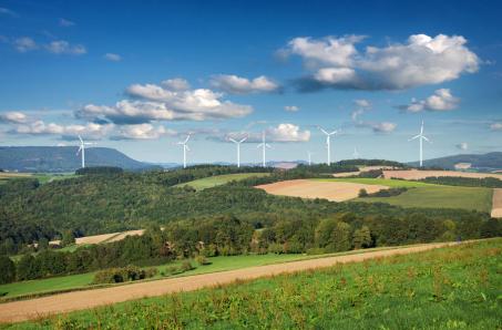 The construction of a wind farm can significantly shape the appearance of landscapes. (Source: © Petair / stock.adobe.com)