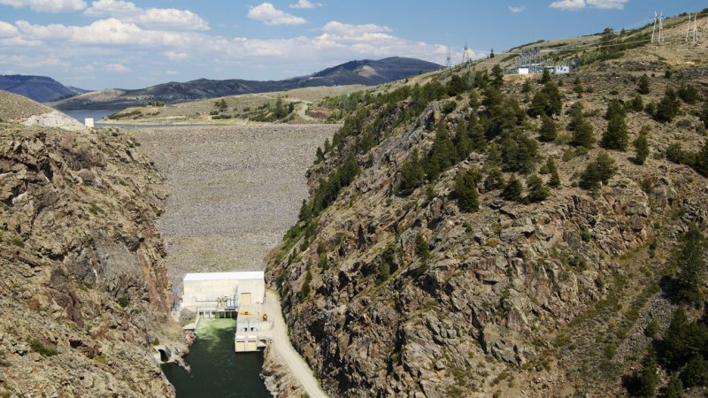 Earth-filled gravity dams / A hydroelectric power plant with a rock-fill dam, built on the Gunnison River, Colorado, USA. (Source: © Jim / stock.adobe.com)