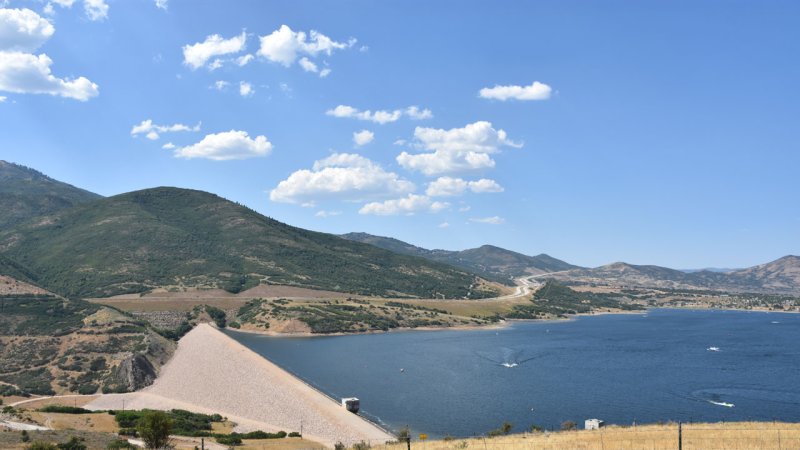 Earth-filled gravity dams / The earth-filled gravity dam of the Jordanelle Reservoir on the Provo River, Utah, USA. (Source: © Ritu Jethani / stock.adobe.com)