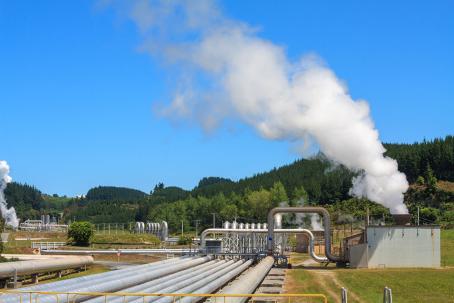 A pipeline supplying wet steam to the Wairakei geothermal power plant (New Zealand). (Source: © NMint / stock.adobe.com)