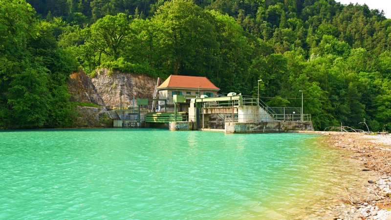 A small hydroelectric power plant in a calm countryside environment. (Source: © haveseen / stock.adobe.com)
