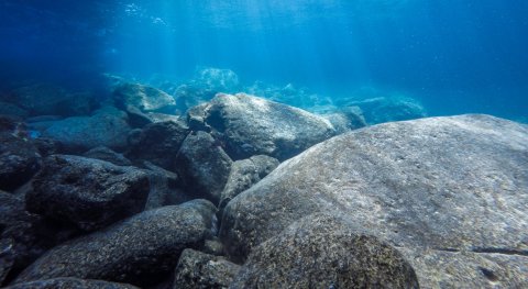 Does the force required to lift a stone in water vary with depth? E.g. Can I lift 100 kg at a depth of 1 m, 200 kg at a depth of 10 m?