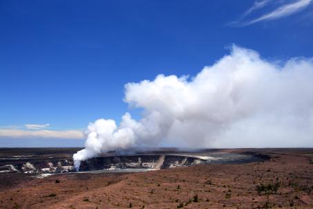 Sulfuric emissions from the Halemaumau crater in the Volcanoes National Park, Hawaii, USA. (Zdroj: © Chee-Onn Leong / stock.adobe.com)