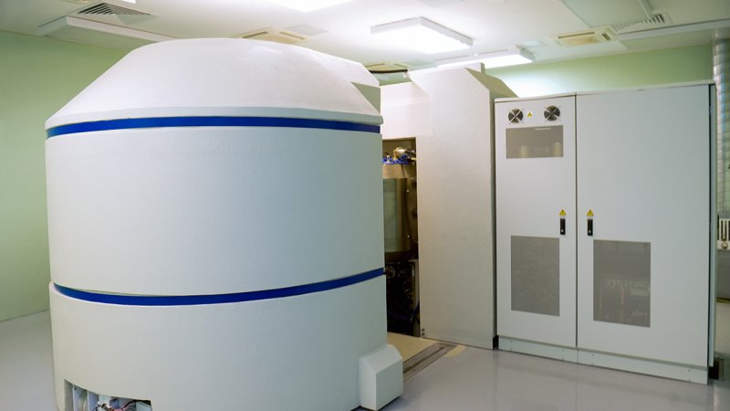 Due to their short half-live, the radionuclides to be used in medicine are prepared by a cyclotron directly in the diagnostic center. (Source: © Max Tactic / stock.adobe.com)