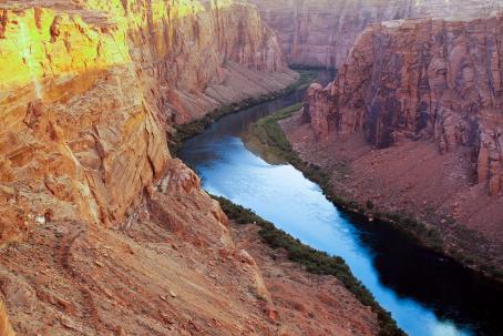 The ideal place for the construction of new hydroelectric power plants is deep rocky canyons, as in the case of the Colorado River in Arizona (USA). (Source: © Bryan Busovicki / stock.adobe.com)