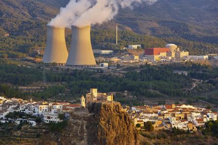 Cofrentes is a typical Spanish picturesque village with a dominant castle and a nuclear power plant in the background. (Source: © h368k742 / stock.adobe.com)