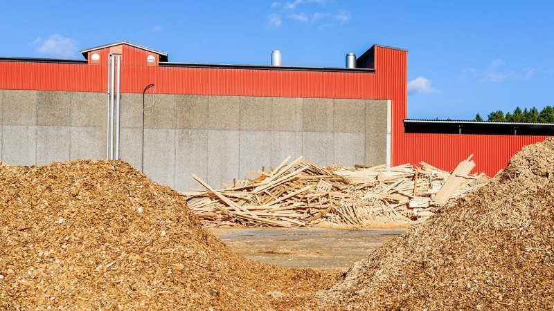 A solid biofuel storage facility — for storing wood chips and flakes. (Source: © imfotograf / stock.adobe.com)
