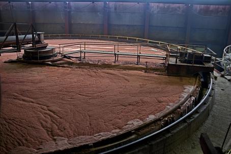 Flotation tanks are used in wastewater treatment plants to allow the capturing of fats. (Source: © OlesiaRu / stock.adobe.com)