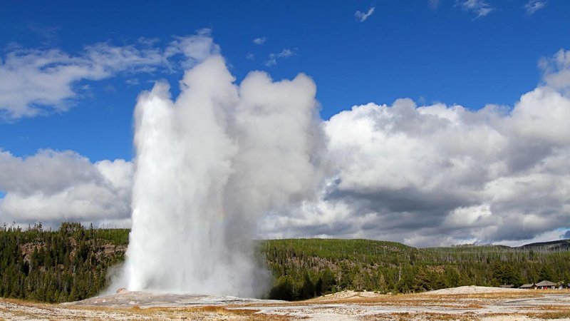 A massive eruption of the Old Faithful Geyser in Yellowstone National Park, USA. (Source: © Steve Byland / stock.adobe.com)