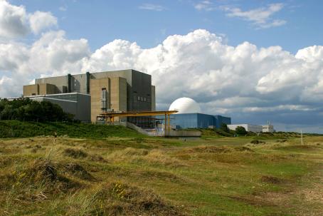 Two views of the Sizewell nuclear power plant in Suffolk, Great Britain. In the foreground, there is the part with the Magnox reactor being decommissioned; in the background a newer operating part B with a single pressurized water reactor. (Source: © sw67 / stock.adobe.com)