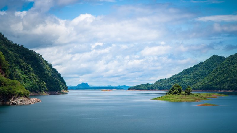 The beautiful environment of a dam reservoir in the Kanchanaburi province, Thailand. (Source: © kumpolstock / stock.adobe.com)