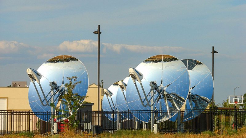 Parabolic dish collectors are some of the most efficient solar systems, with a focus temperature of up to 700&nbsp;°C. (Source: © jdoms / stock.adobe.com)