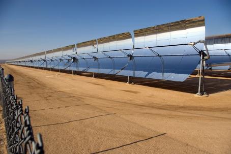 Trough collectors of solar farms are usually north-south oriented and follow the movement of the sun. (Source: © Andrew Orlemann / stock.adobe.com)