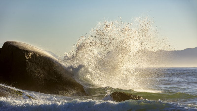 Massive waves splashing against the rock make a beautiful sight in sunlight. (Source: © red Pinheiro / stock.adobe.com)