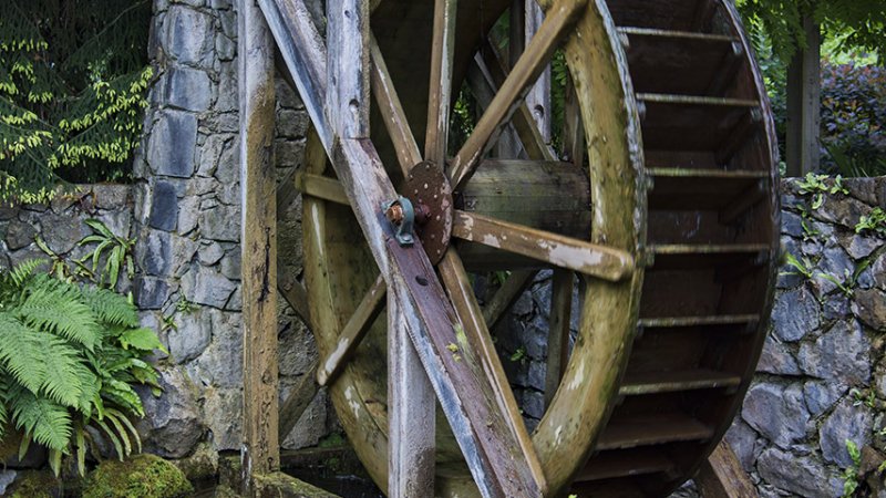 A historical overshot water wheel. (Source: © Bruce Shippee / stock.adobe.com)