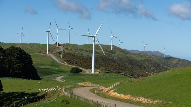 Wind turbines in a mountainous area in the vicinity of Wellington, the capital of New Zealand. (Source: © jon / stock.adobe.com)
