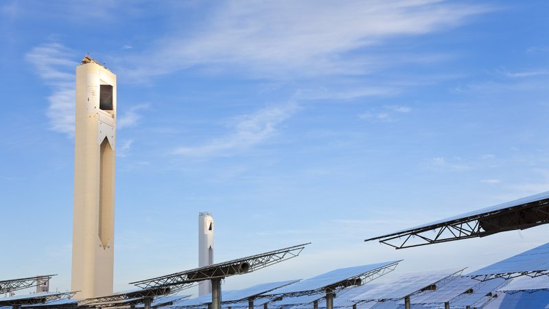 The towers of the PS 10 and PS 20 solar power plants in Andalusia (Spain) awaiting the sun to rise. (Source: © Darren Baker / stock.adobe.com)