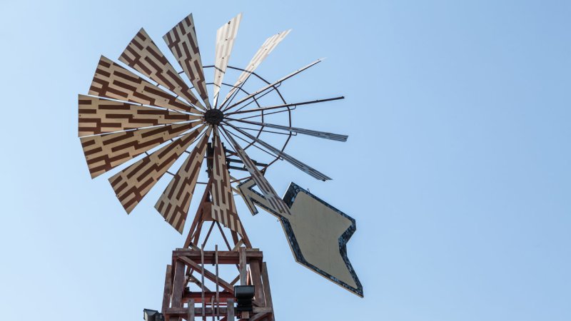 A multi-bladed windmill, used to pump water, as is common in many places of the USA, South Africa and Australia. (Source: © seezcape / stock.adobe.com)