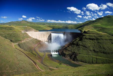 An overall view of the Katse hydroelectric power plant dam in Lesotho, South Africa. (Source: © Adele De Witte / stock.adobe.com)