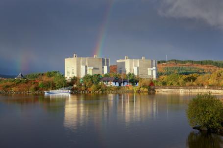 Trawsfynydd Nuclear Power Station with its Magnox reactors is an example of long-term decommissioning combined with gradual dismantling and preparation for future reuse of the site within the sensitive environment of Snowdonia National Park. (Source: © Brynteg / stock.adobe.com) Trawsfynydd Nuclear Power Station with its Magnox reactors is an example of long-term decommissioning combined with gradual dismantling and preparation for future reuse of the site within the sensitive environment of Snowdonia National Park. (Source: © Brynteg / stock.adobe.com)