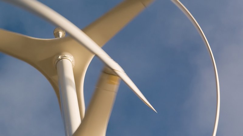 A vertical axis wind turbine with spiraled blades benefits from evenly distributed torque as it rotates. (Source: © Joseph Clemson / stock.adobe.com)