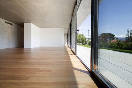 A glazed wall in a hallway of a residential house — a passive element in solar architecture. (Source: © alexandre zveiger / stock.adobe.com)