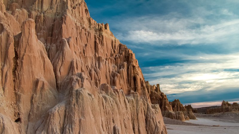 Close-up of the Amazing bentonite clay formations of Cathedral Gorge State Park at Sunset in Nevada, USA. (Source: © SEvelyn / stock.adobe.com)