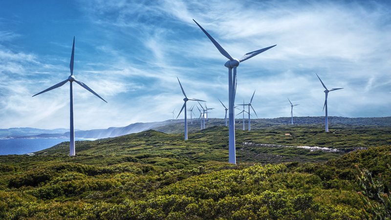 Coastlines are usually ideal for building wind turbines. (Source: © Imagevixen / stock.adobe.com)