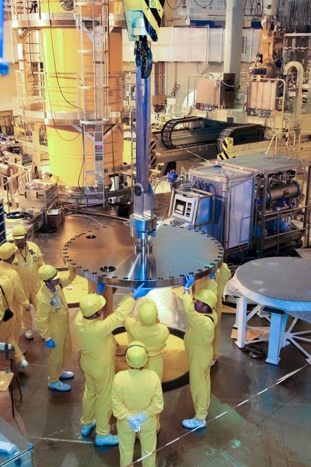 Handling the cover of a transport flask in the reactor hall at the Temelin nuclear power plant. (Source: ČEZ, a. s.)