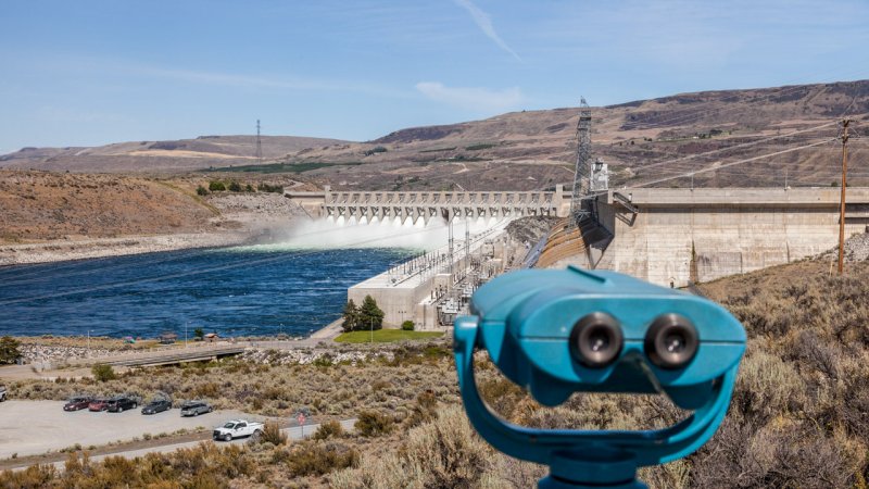 The Chief Joseph Dam on the Columbia River (USA) is a run-of-the-river dam fed by water from the higher up stream Grand Coulee power plant. Excess water passes through the spillways. (Source: © Leslie C Saber / stock.adobe.com)