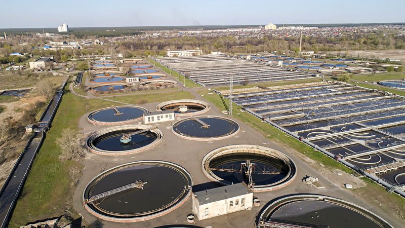 A portion of activated slurry from wastewater treatment plants can be used as nourishment for anaerobic bacteria that produce biogas. (Source: © podorojniy / stock.adobe.com)