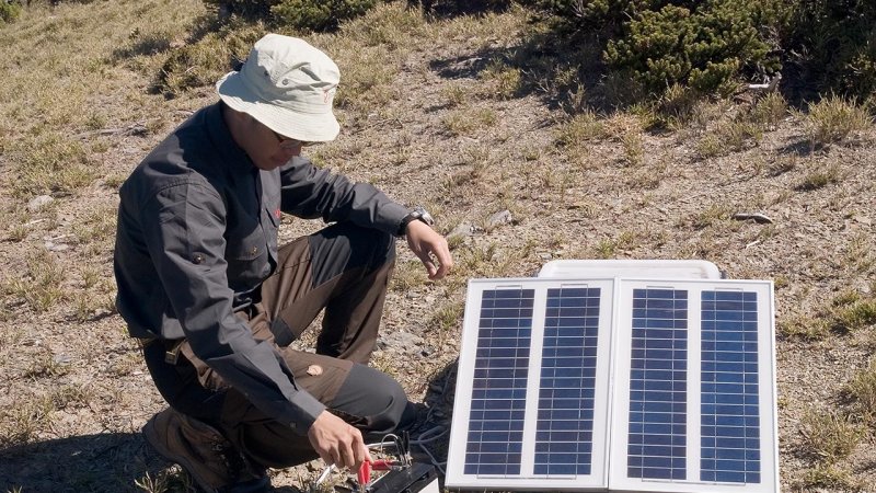 The charging of an accumulator, using a solar charger — a practical use for smaller solar panels. (Source: © spaceport9 / stock.adobe.com)