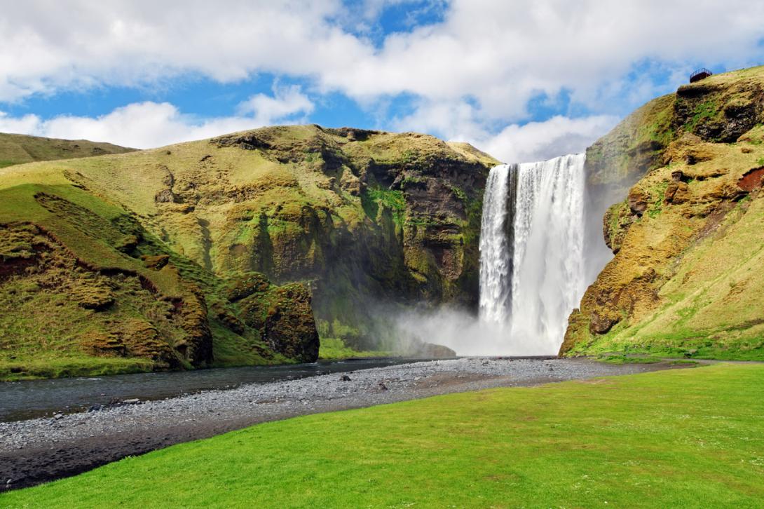 Topographic conditions in Iceland are favorable in terms of hydrologic potential. (Source: © TTstudio / stock.adobe.com)