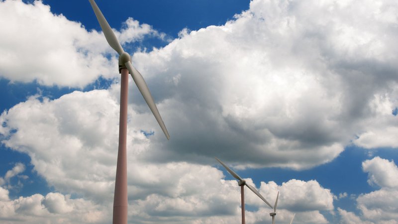 A two-bladed horizontal axis wind turbine in a Dutch farmland region. (Source: © Ivonne Wierink / stock.adobe.com)