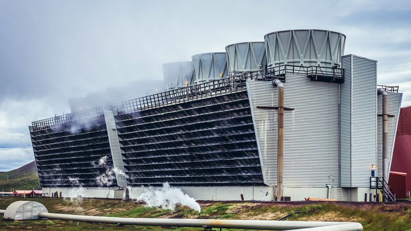 The cooling towers of a geothermal power plant. (Source: © Fotokon / stock.adobe.com)