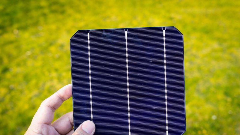 Monocrystalline solar power cells are dark, they have a homogenous structure and are usually octagonal. (Source: © alice_photo / stock.adobe.com)