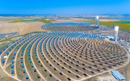 An aerial view of the central tower solar power plant complex near the sunny city of Seville, Spain. (Source: © SHD / stock.adobe.com)