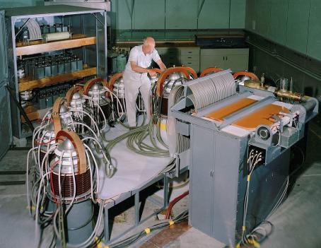 Theta-pinch device Scylla (white tube on the right side). (Source: LANL / Wikipedia.org)