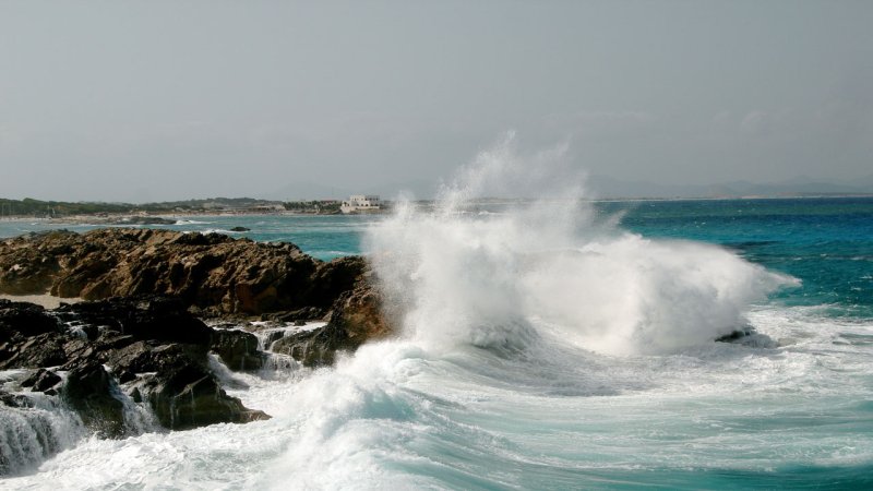 Tidal waves rise over coastal reefs. (Source: © KALISTE A / stock.adobe.com)