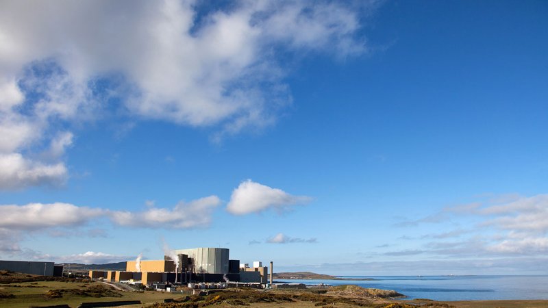 The Wylfa nuclear power plant in North Wales is the last power plant in the world that uses the original Magnox gas cooled reactor. The pressure vessel is made of pre-stressed reinforced concrete. (Source: © Gail Johnson / stock.adobe.com)