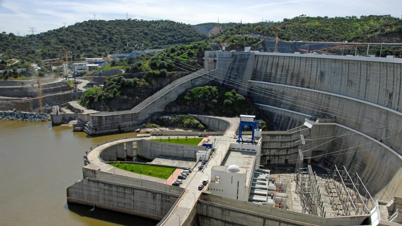 An example of a modern hydroelectric power plant with an arch dam, Alqueva, Portugal. (Source: © JoLin / stock.adobe.com)