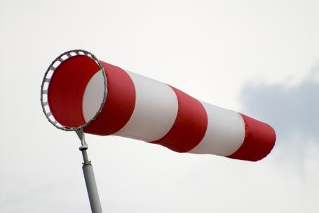 A windsock is used at airfields and roads to determine the approximate direction and strength of the wind. (Source: © Max Tactic / stock.adobe.com)