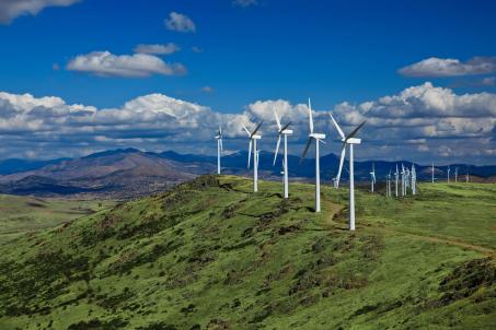 Giant wind turbines completely change the landscape and cannot be ignored. (Source: © mtrommer / stock.adobe.com)