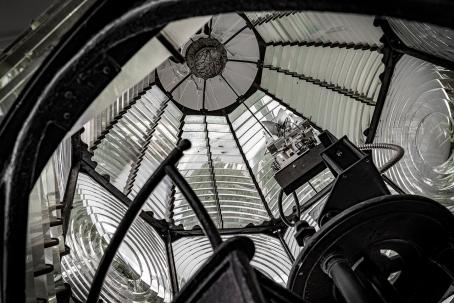 The interior of the Pensacola Lighthouse with the light source at the focus of the Fresnel lenses. (Source: © jomo333 / stock.adobe.com)