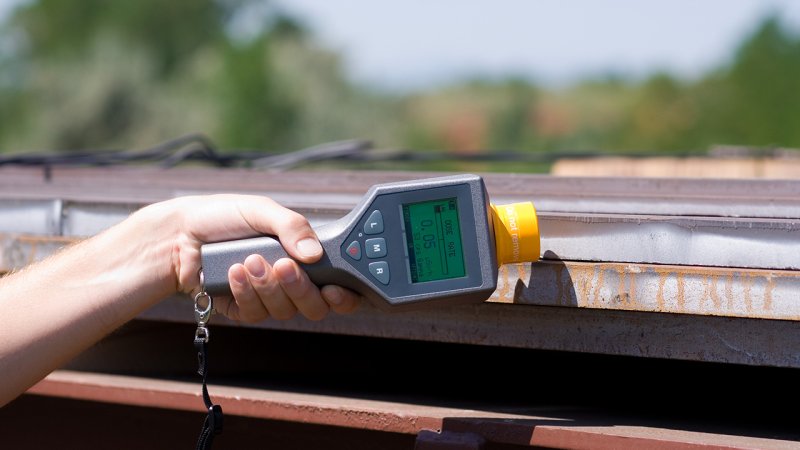 Use of the modern device identiFINDER to measure the dosage level received. The device has a memory, a communication interface, and a GPS locator. (Source: © Rade Lukovic / stock.adobe.com)