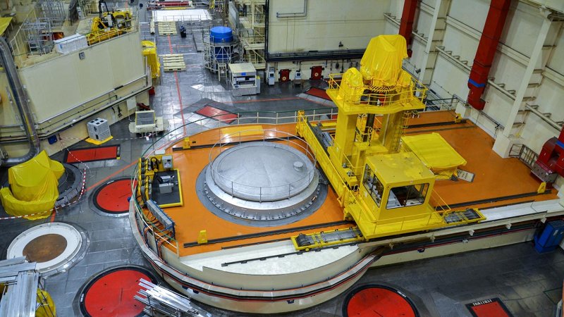 The reactor hall of a twin-unit VVER-440 nuclear power plant provides access to the reactor vessels during refuelling and maintenance. Beneath the large circular covers are the reactor cores and nuclear fuel assemblies. (Source: © josefkubes / stock.adobe.com)