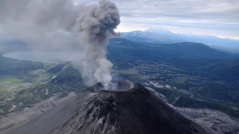 One of the 29 active volcanoes on the Kamchatka peninsula, Russia. (Source: © Olga / stock.adobe.com)