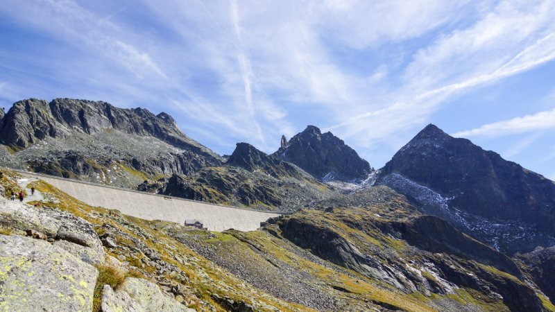 The Austrian high-mountain natural environment of the Reisseck Alps with a dam in the background. (Source: © CHROMORANGE / stock.adobe.com)