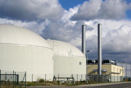 A biogas plant produces biogas, which could replace fossil fuels in electrical power production. (Source: © LianeM / stock.adobe.com)